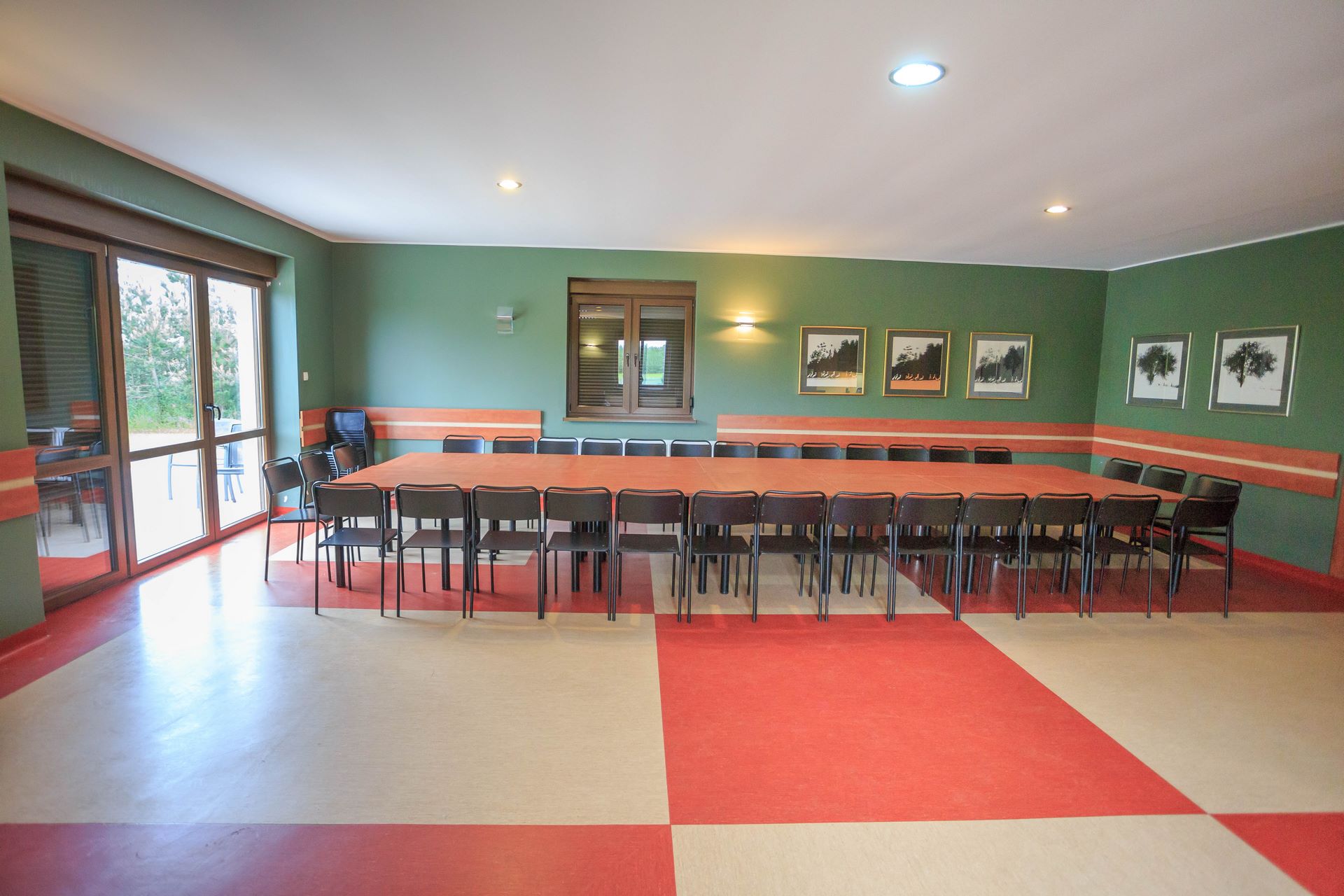 Sala z wyjściem na taras