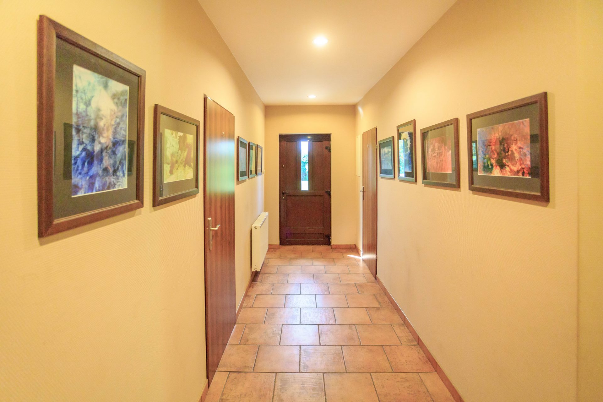 Korytarz z galerią obrazów