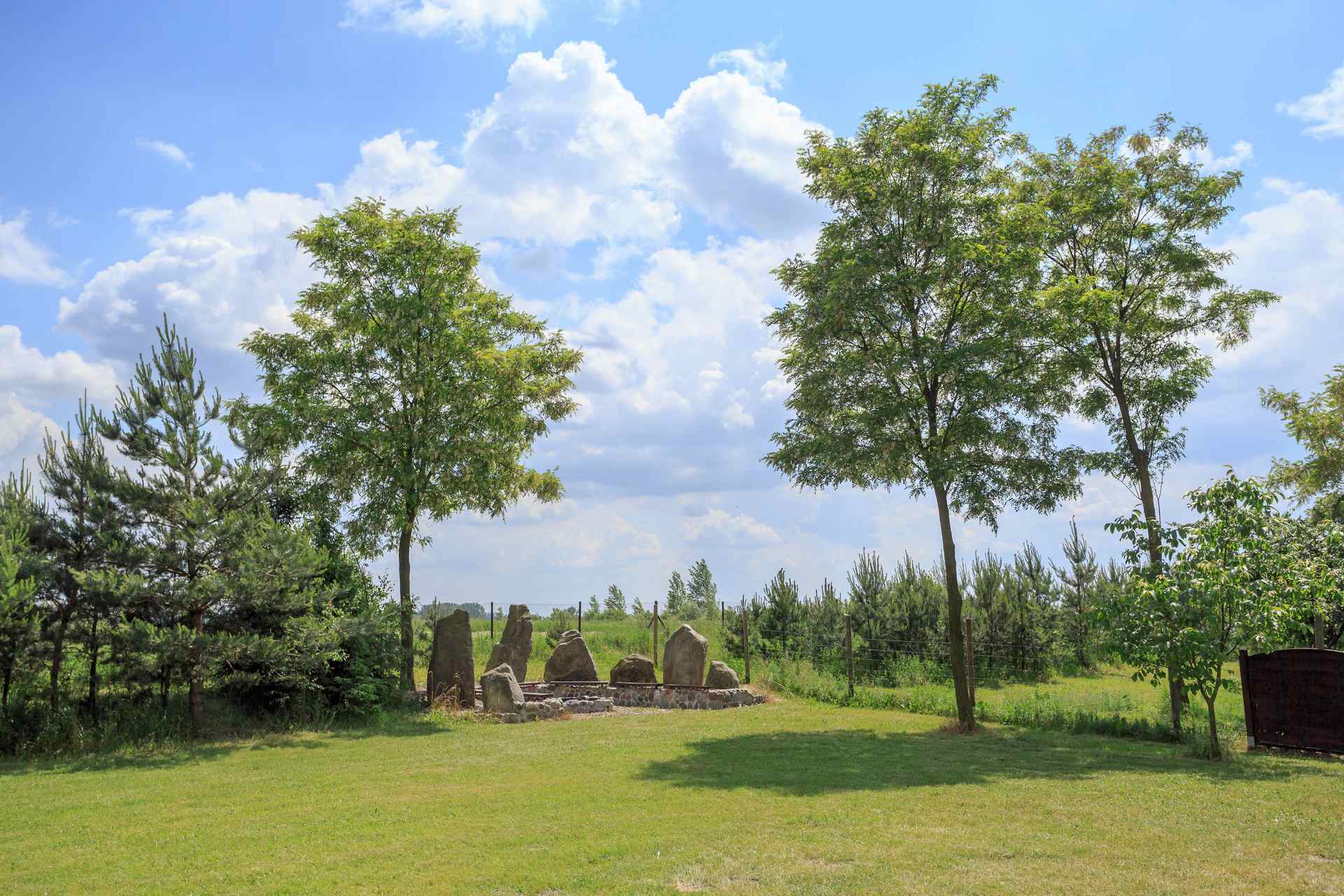 Mini Stonehenge w polu